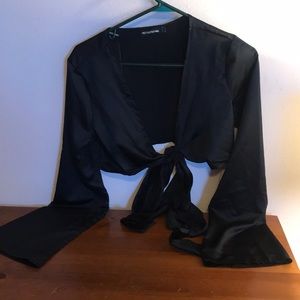 Black crop top (Prettylittlethings)